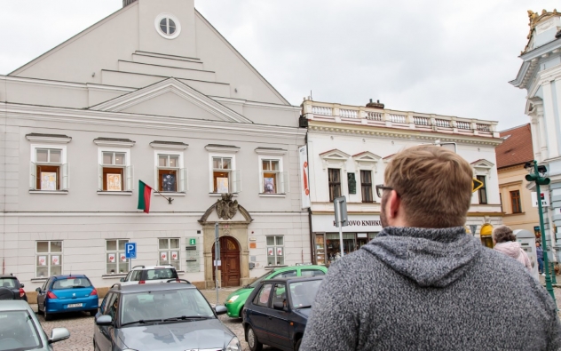 Místo vernisáže orloj v oknech galerie