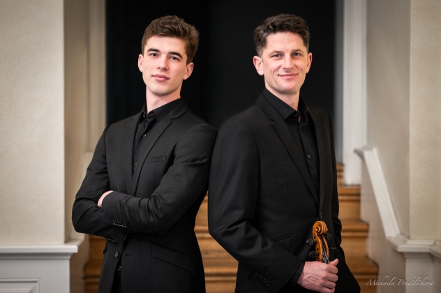 Otec a syn Pinkasovi na jednom pódiu